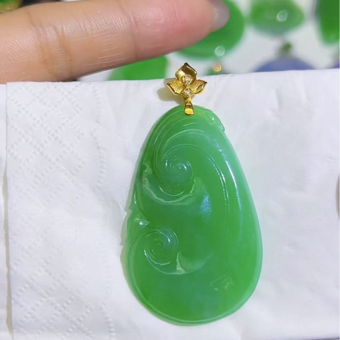 天然缅料A货翡翠吊坠一件