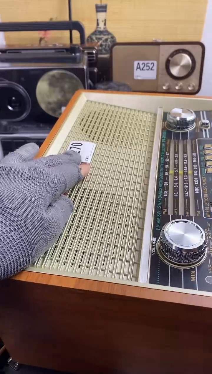 v*一物一链接，收音机