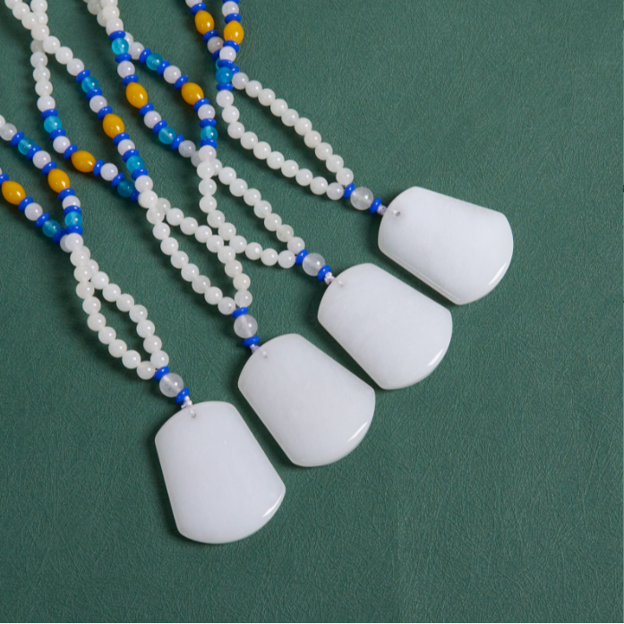 石惑珠宝·金丝玉吊坠-梯形无事牌配珠链47*37mm-多样性发一