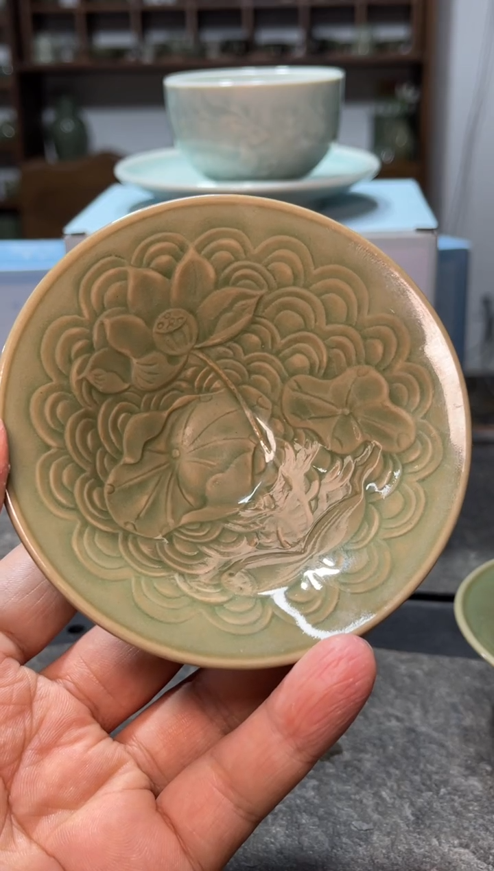 微瑕浮雕荷花斗笠1只