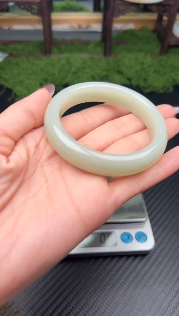 未镶嵌手镯和田玉且末微色差近矿56+J