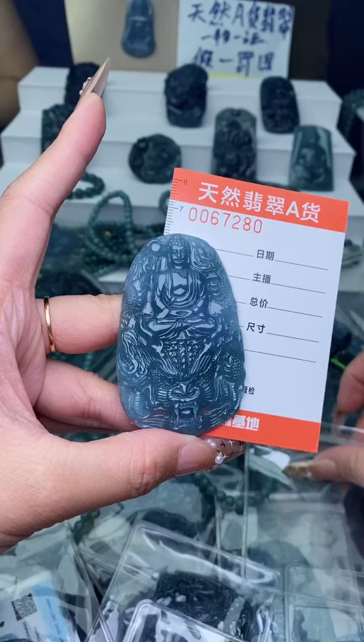 翡翠未镶嵌颈饰··········