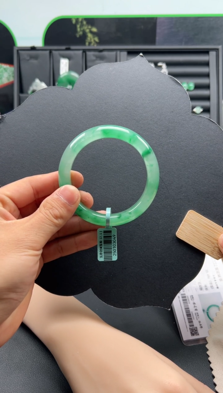 【闪购商品】石英质玉手镯未镶嵌57