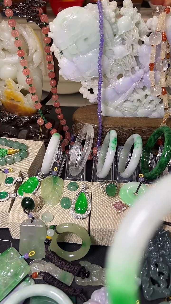颈饰未镶嵌翡翠手镯