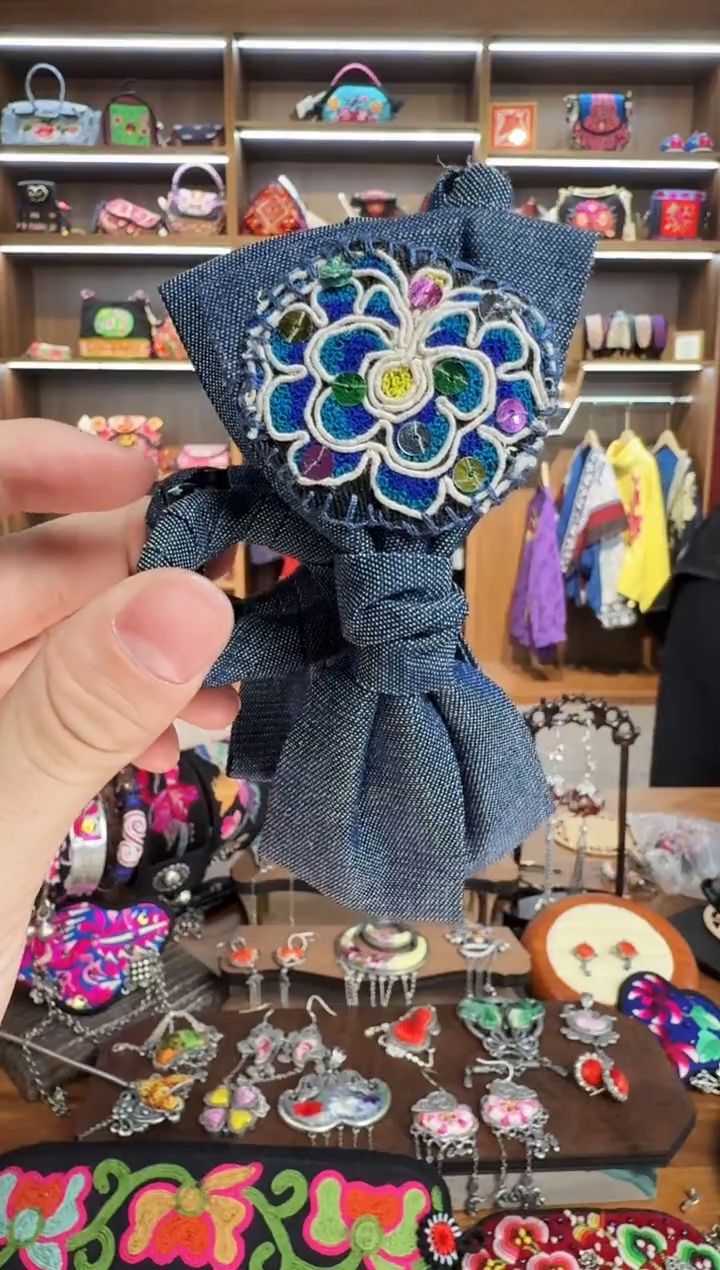 【闪购商品】织绣A37蒙阿苏苗绣传承
