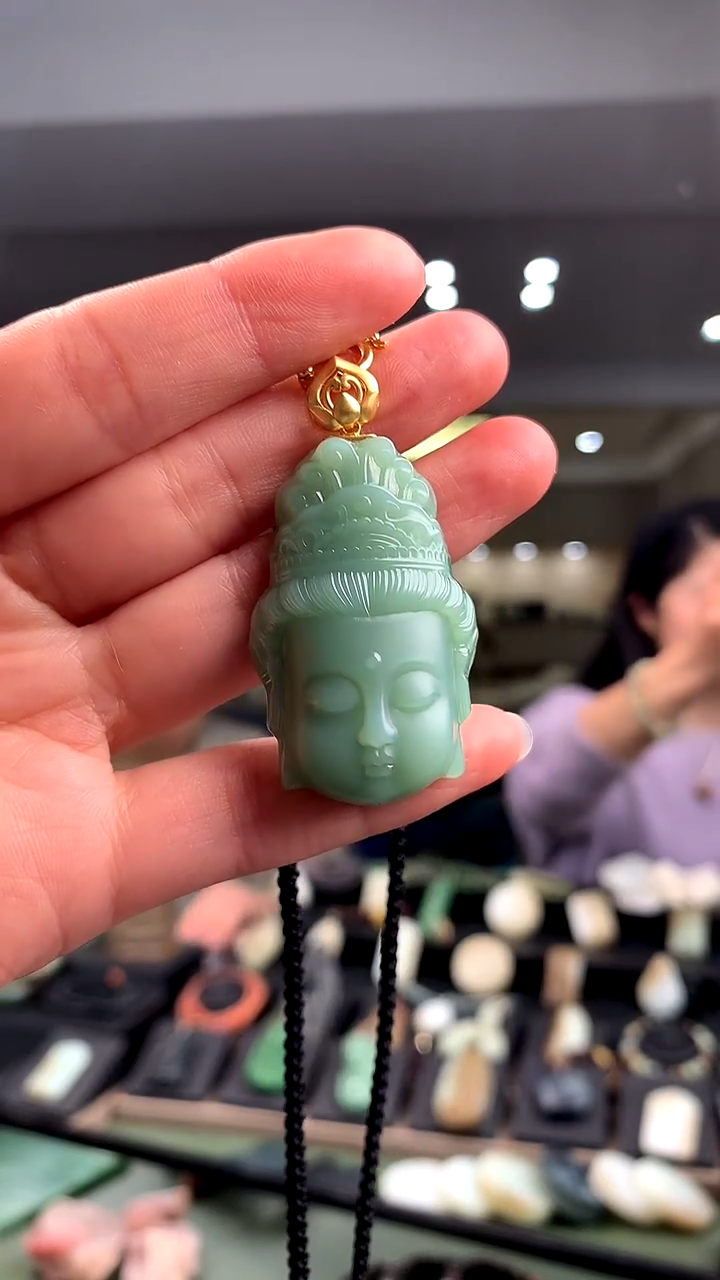 颈饰18K金镶嵌和田玉b****8挂件