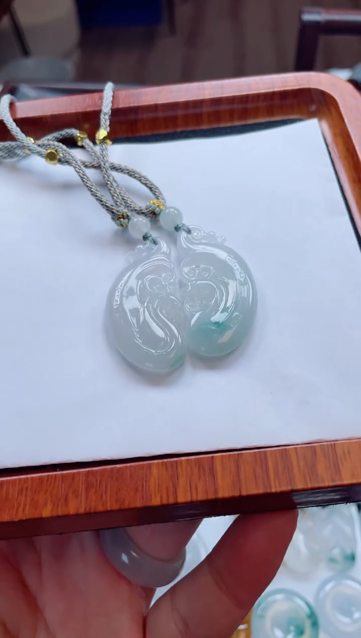 翡翠未镶嵌颈饰一对龙凤牌