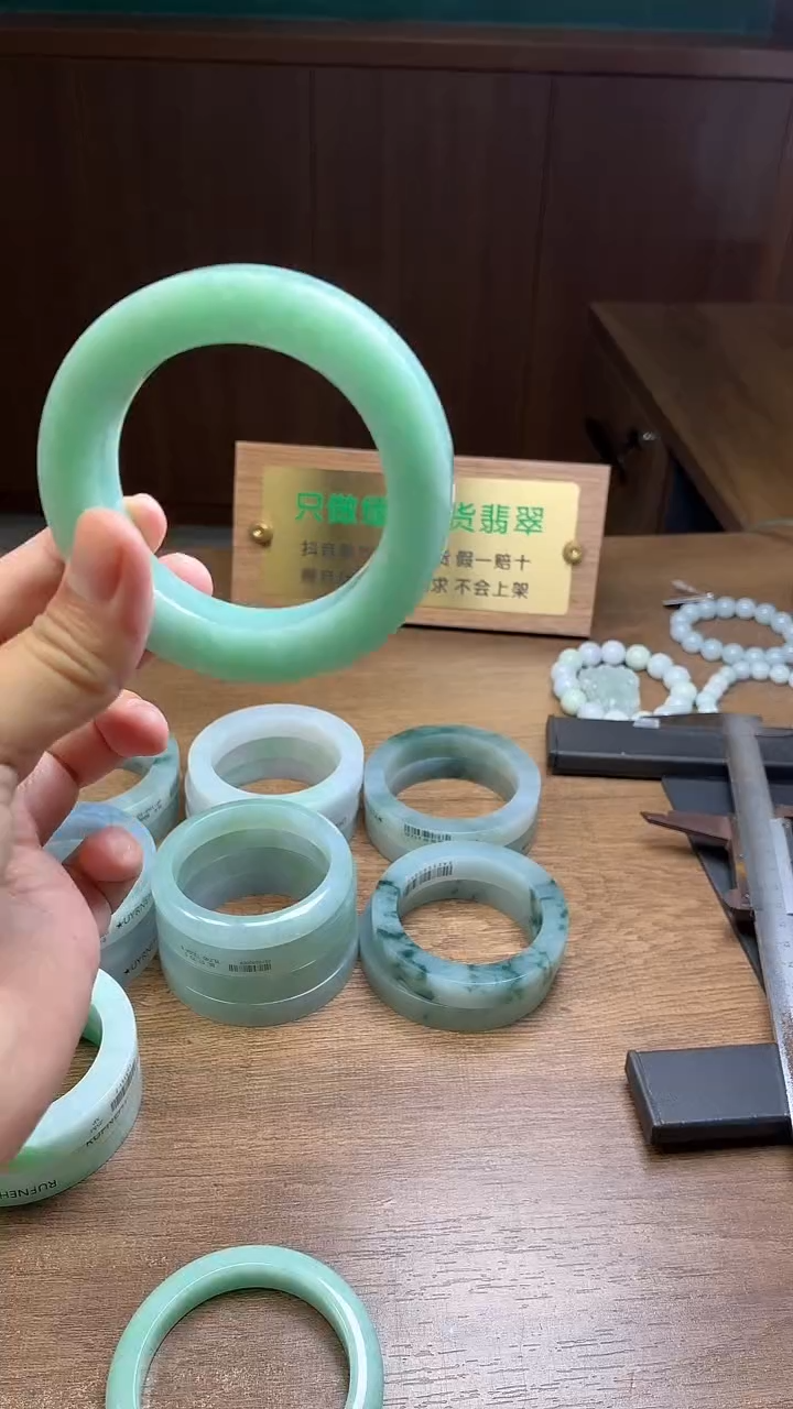 未镶嵌手镯定制翡翠阿*定制