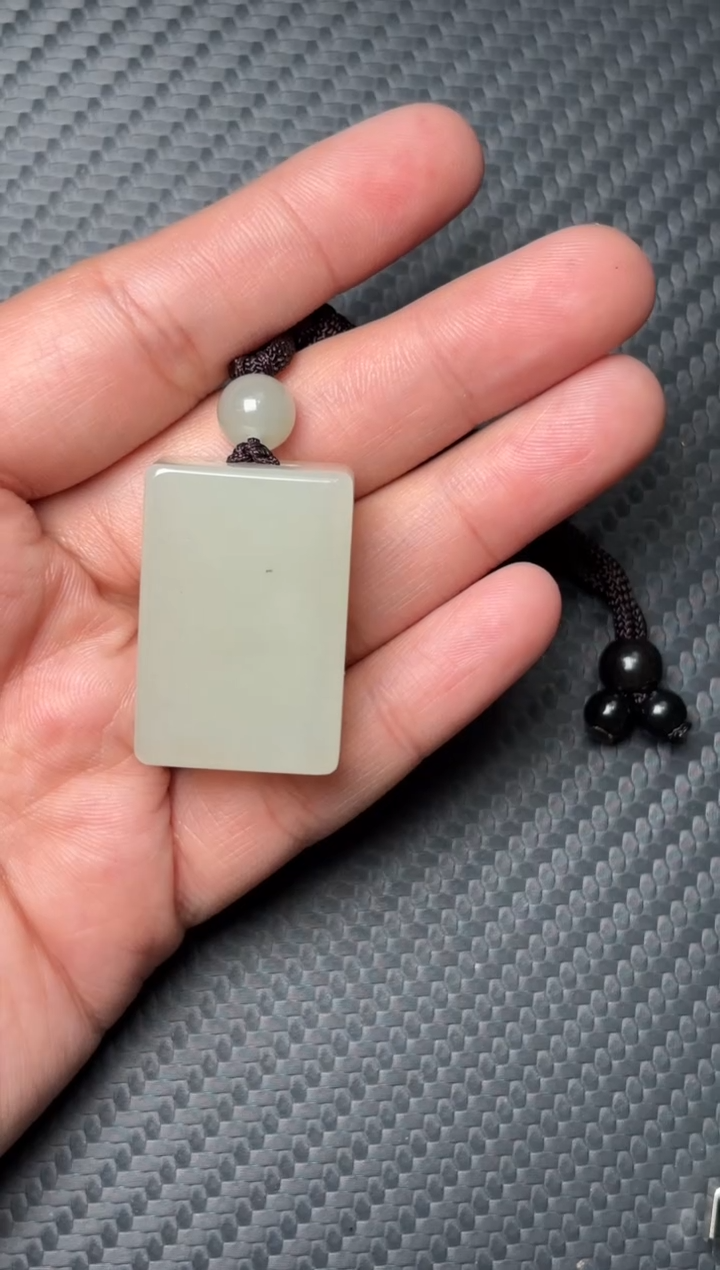 吊坠(赠链)未镶嵌和田玉白*儿黑山微色差吊坠m/9折