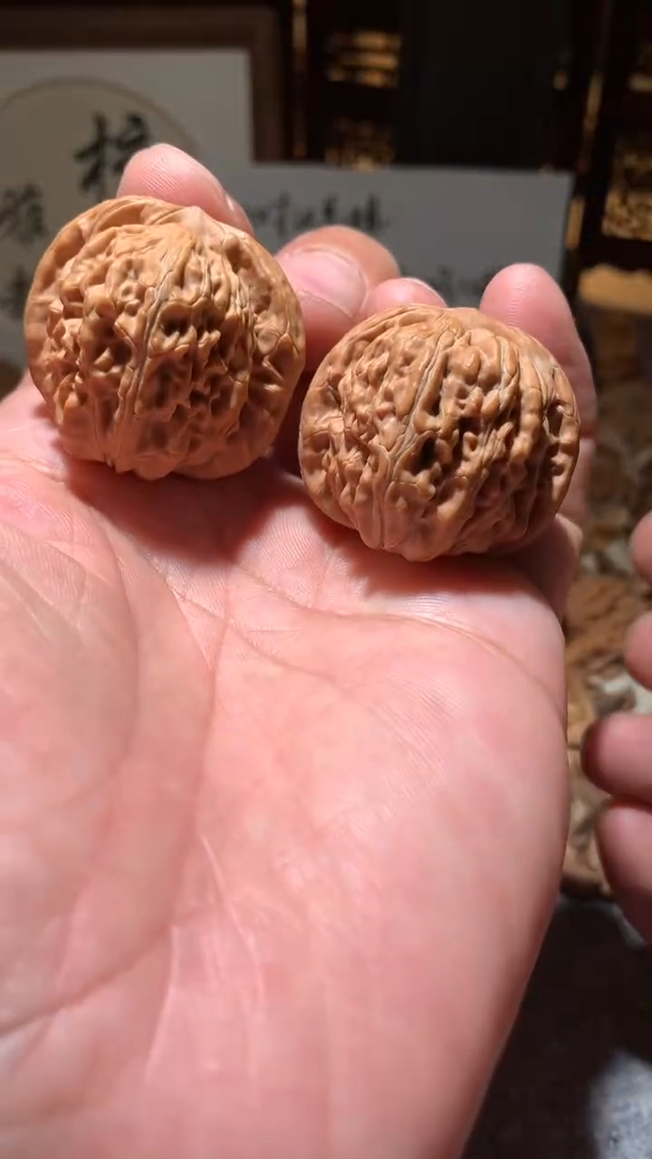 文玩核桃把件【核缘雅趣】35左右汉高楼，同尺寸随机发