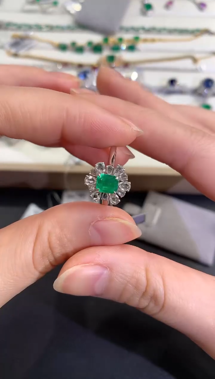 【闪购商品】祖母绿戒指18K金镶嵌D272|5800