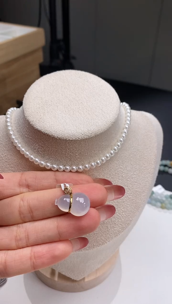 【闪购商品】翡翠颈饰18K金镶嵌葫芦