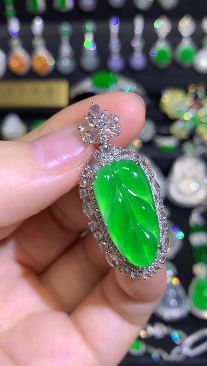 【闪购商品】翡翠颈饰18K金镶嵌玻璃种金枝玉叶黄阳绿