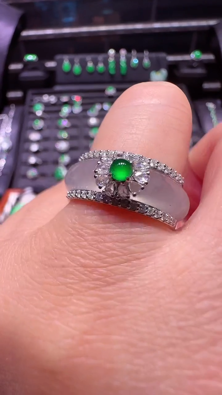 【闪购商品】翡翠戒圈18K金镶嵌戒圈