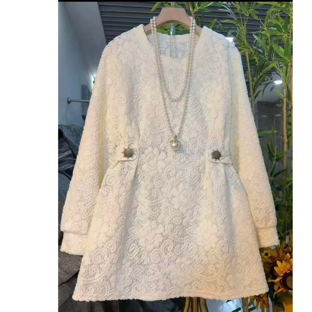 D936冬季新款时尚气质洋气收腰显瘦长袖圆领蕾丝连衣裙