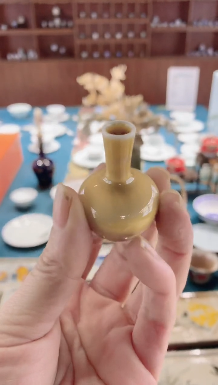 【闪购商品】纯手工高温单色釉拇指花瓶咖啡色