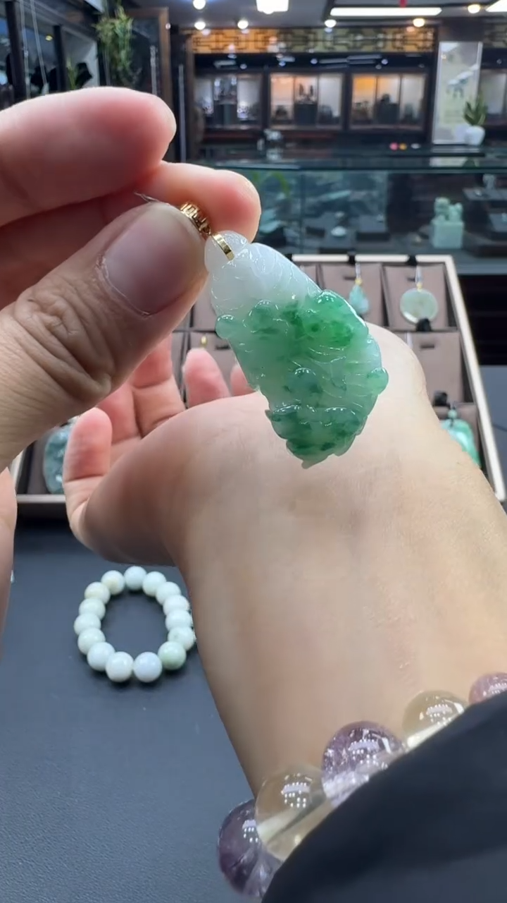 颈饰18K金镶嵌翡翠佛**莲白菜