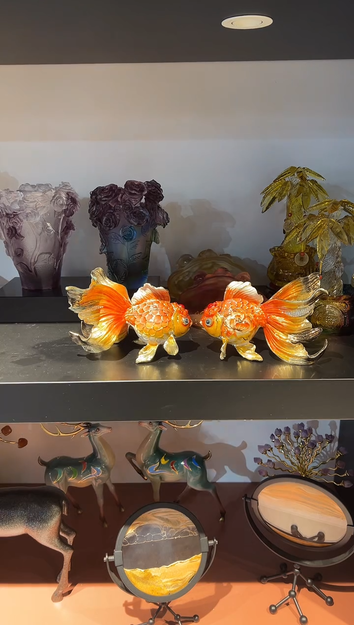 珐琅彩鱼摆件一对