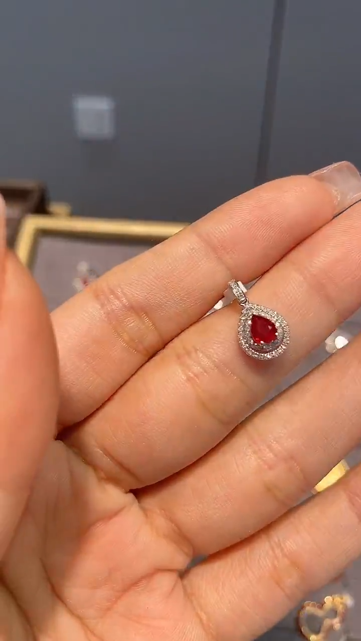 18K金镶嵌颈饰红宝石吊坠