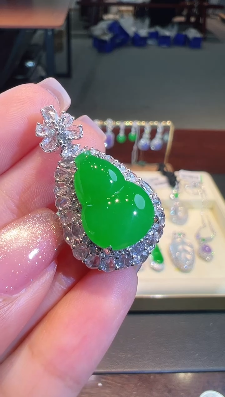【闪购商品】翡翠吊坠(不含链)18K金镶嵌翡翠