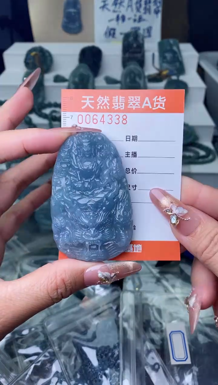 翡翠未镶嵌颈饰··············