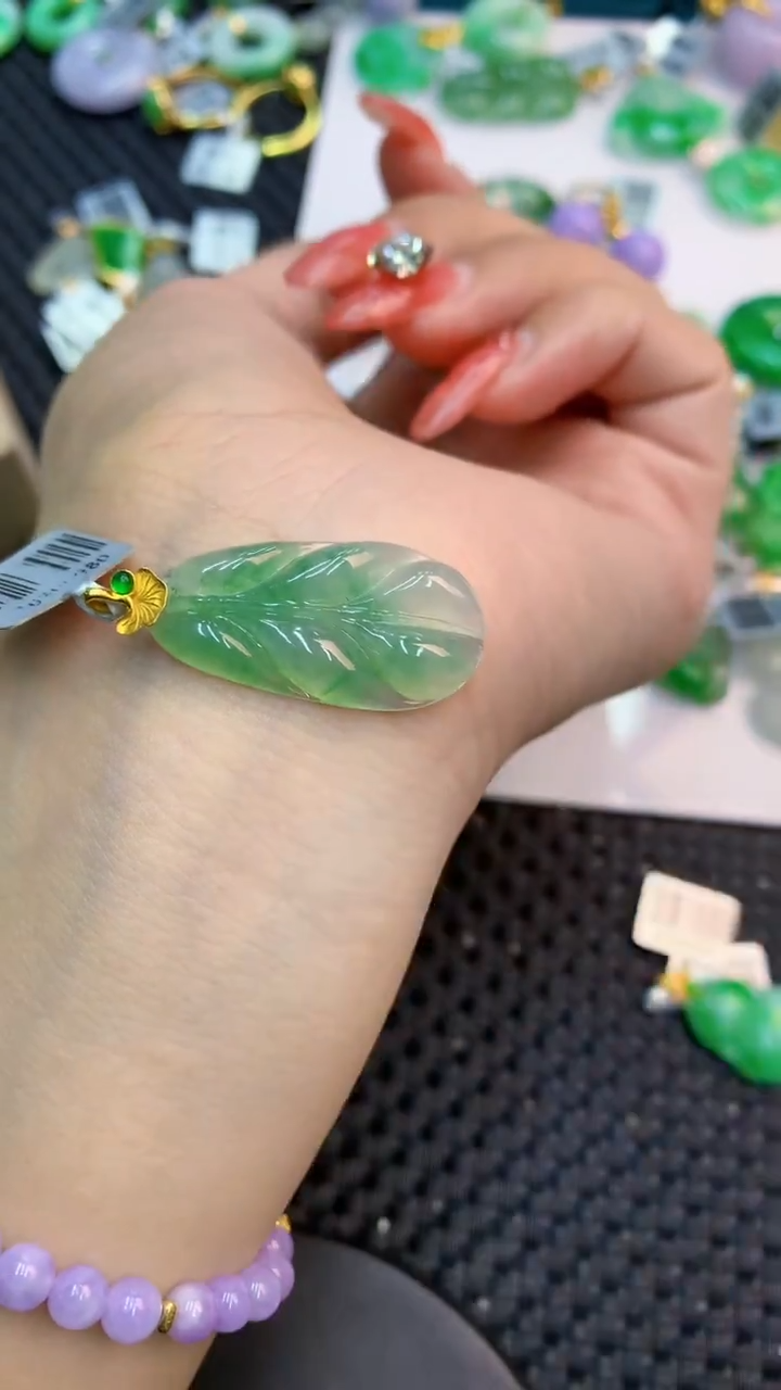 颈饰18K金镶嵌翡翠1