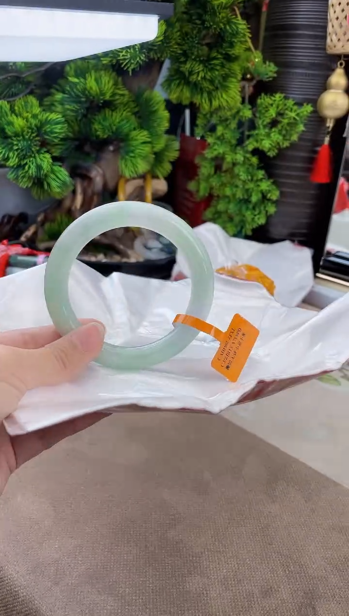 翡翠手镯未镶嵌翡翠手镯
