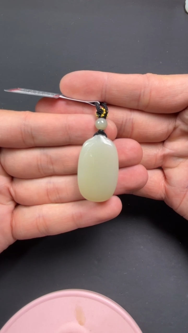 【闪购商品】和田玉吊坠(赠链)未镶嵌且末微色差迪克兰一细吊坠