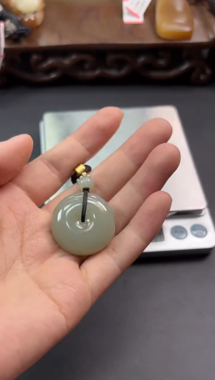 【闪购商品】和田玉吊坠(赠链)未镶嵌且末微色差近矿吊坠