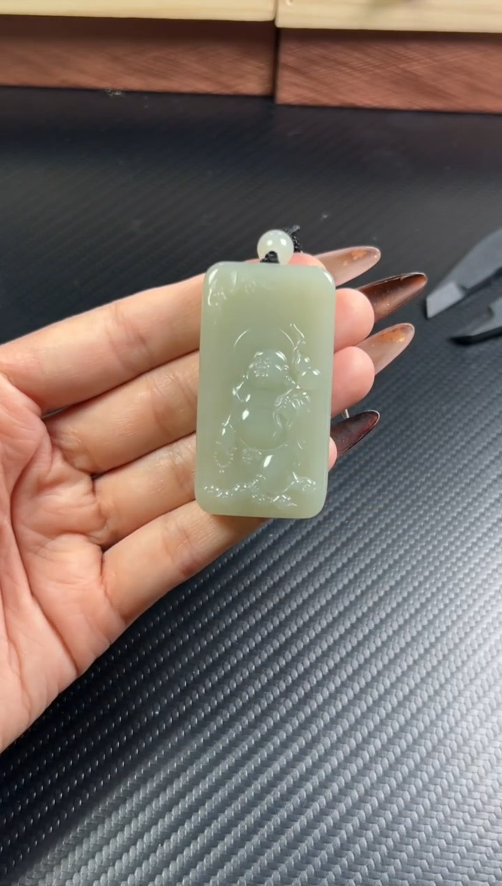 吊坠(赠链)未镶嵌和田玉且末近矿微色差吊坠s