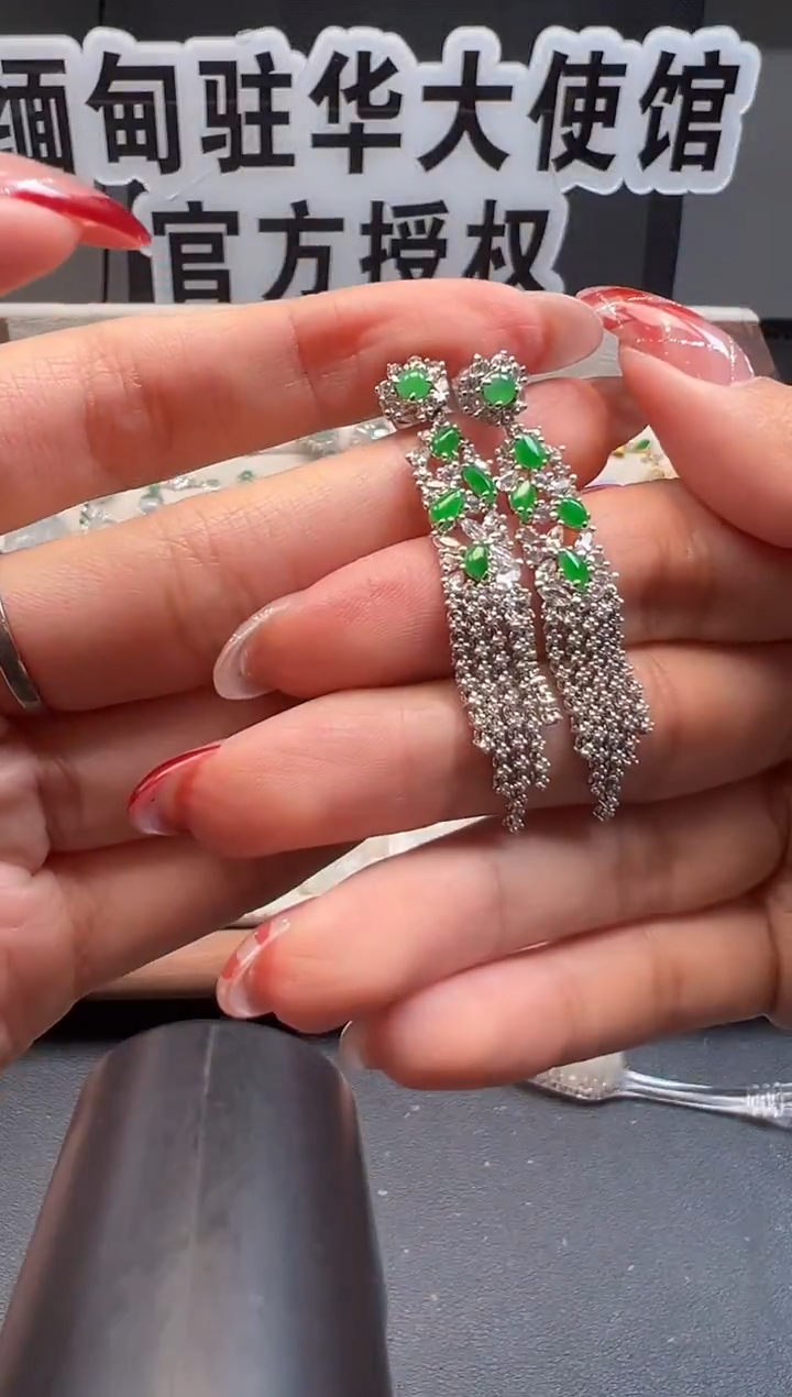 18K金镶嵌翡翠耳饰缅甸珠宝严选