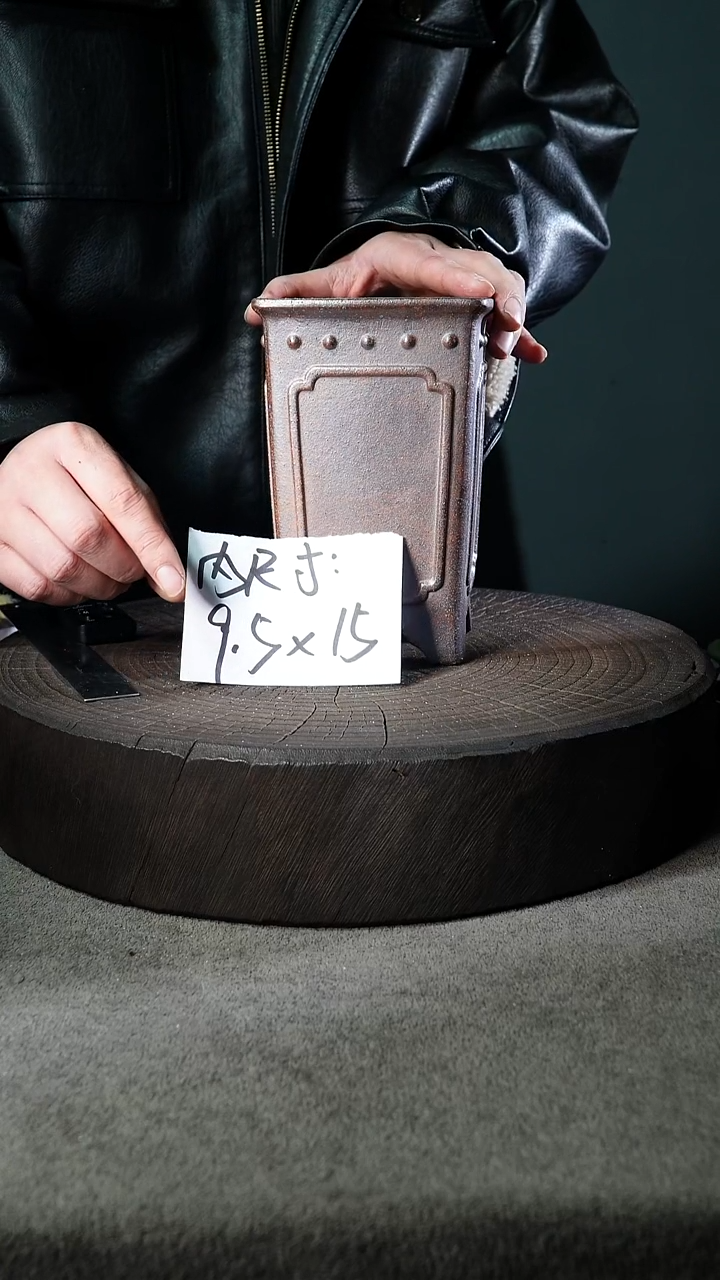 A宜兴紫砂小花盆