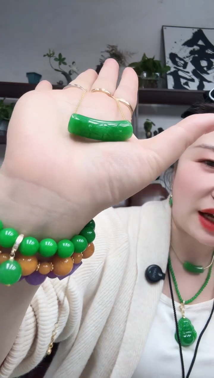 吊坠(赠链)未镶嵌翡翠弯管微笑吊坠