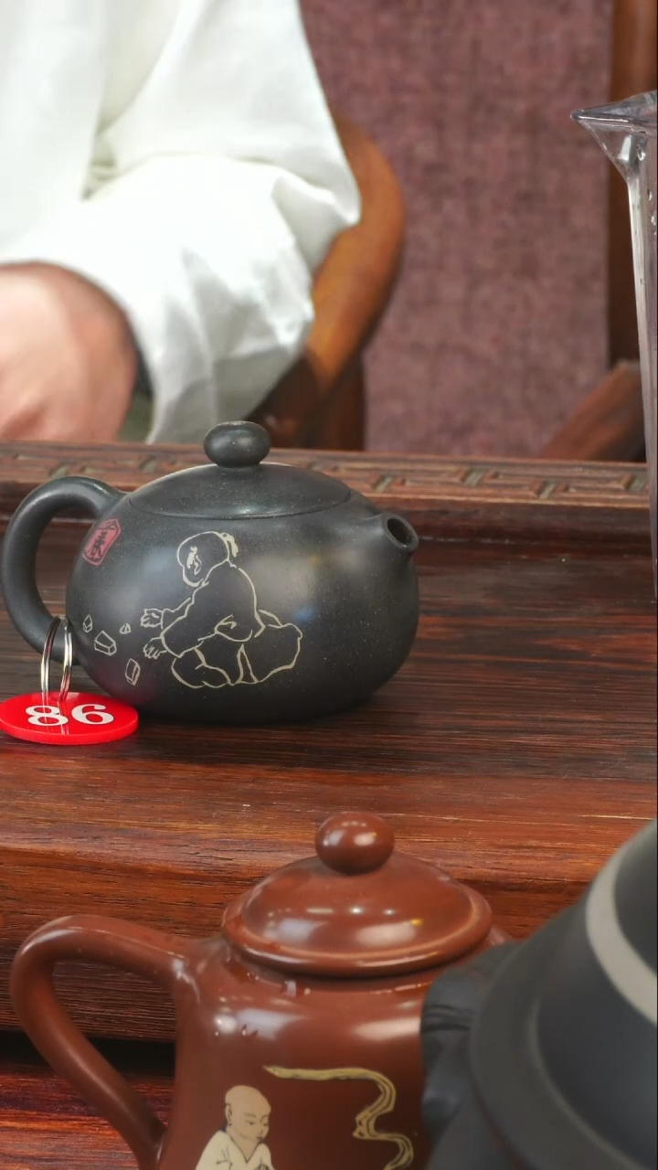 86逢春紫陶全手工黑色还原烧刻填西施壶210ml（瑕疵）