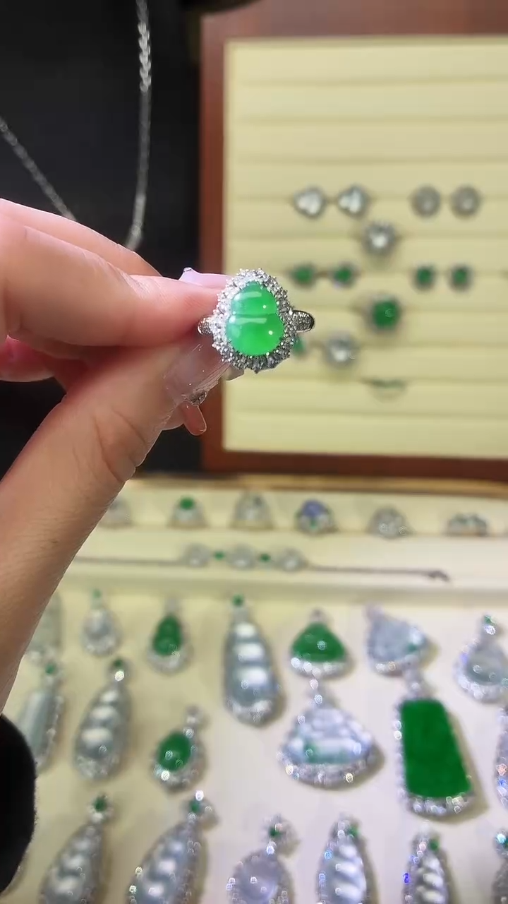 18K金镶嵌戒指翡翠缅甸翡翠