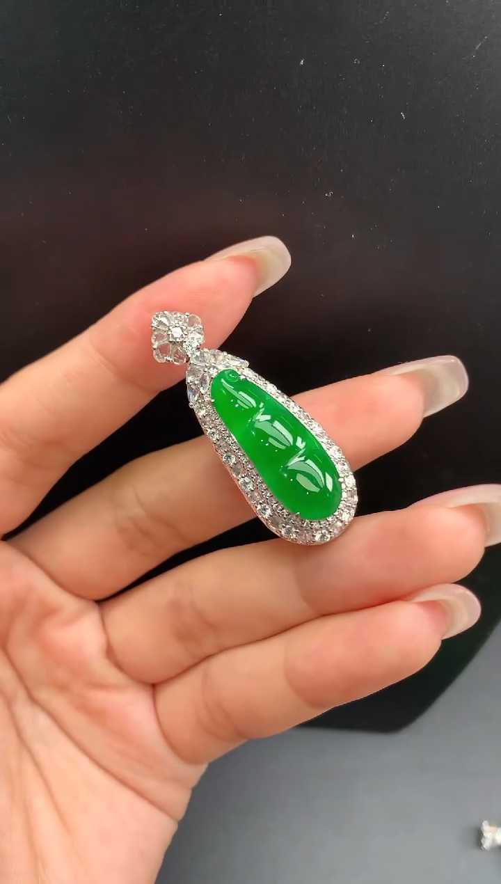 【闪购商品】翡翠颈饰18K金镶嵌豆子