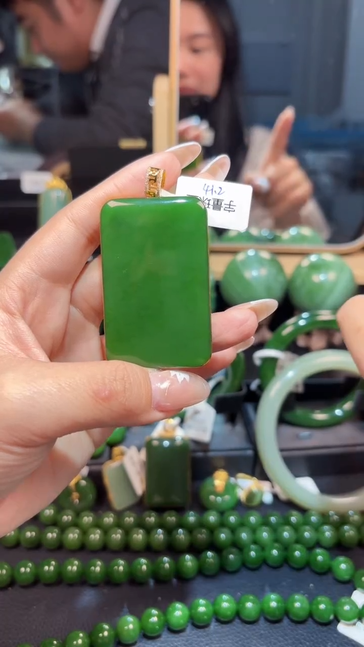 【闪购商品】和田玉（碧玉）吊坠(赠链)18K金镶嵌1