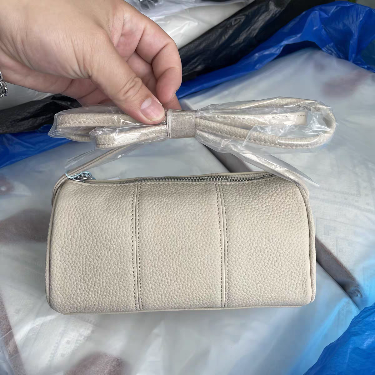 2025新款真皮拉链暗袋圆桶型单根简约风斜挎包小方包抽绳-3010