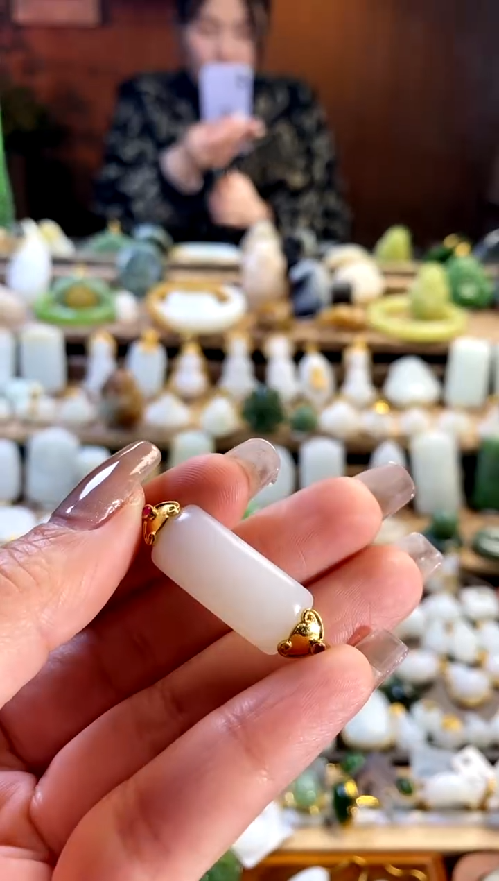 【闪购商品】和田玉吊坠18K金镶嵌。