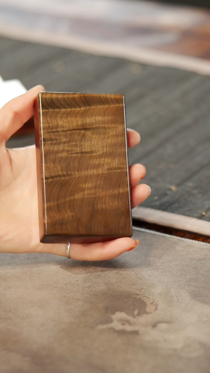 【闪购商品】金丝楠木雕112精工满金丝烟盒
