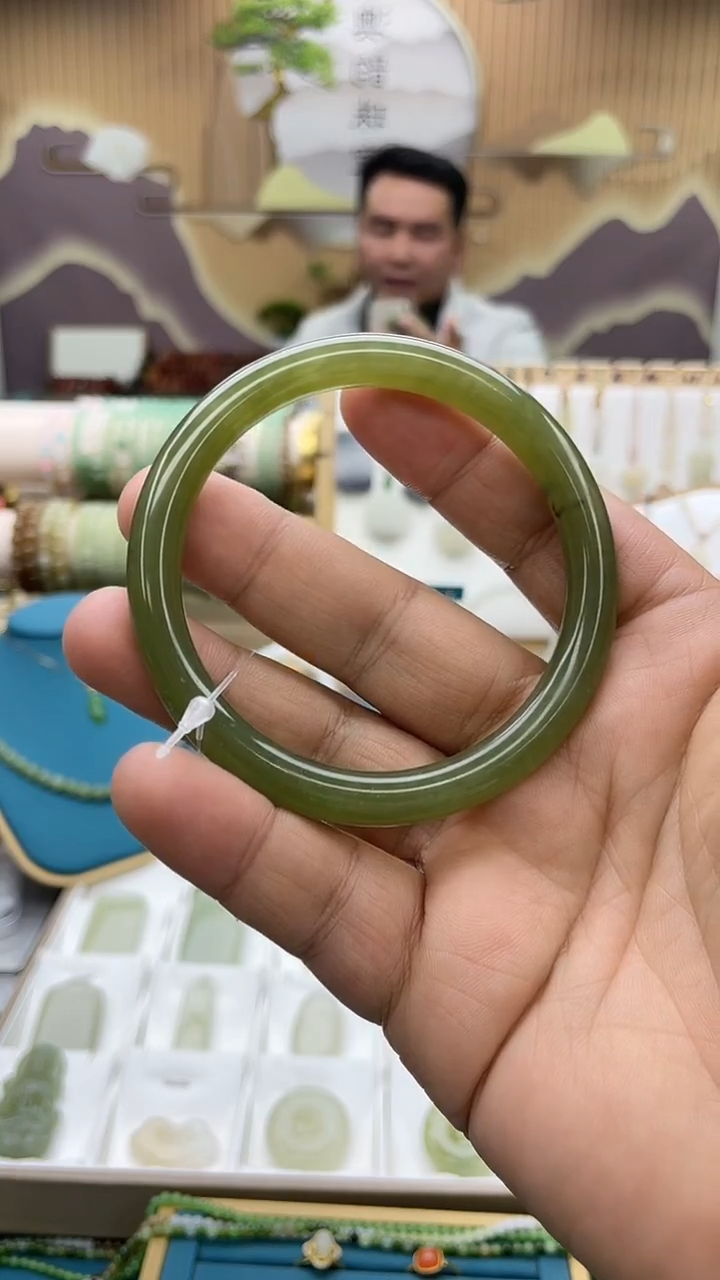 未镶嵌手镯和田玉卡60mm牛油果手镯