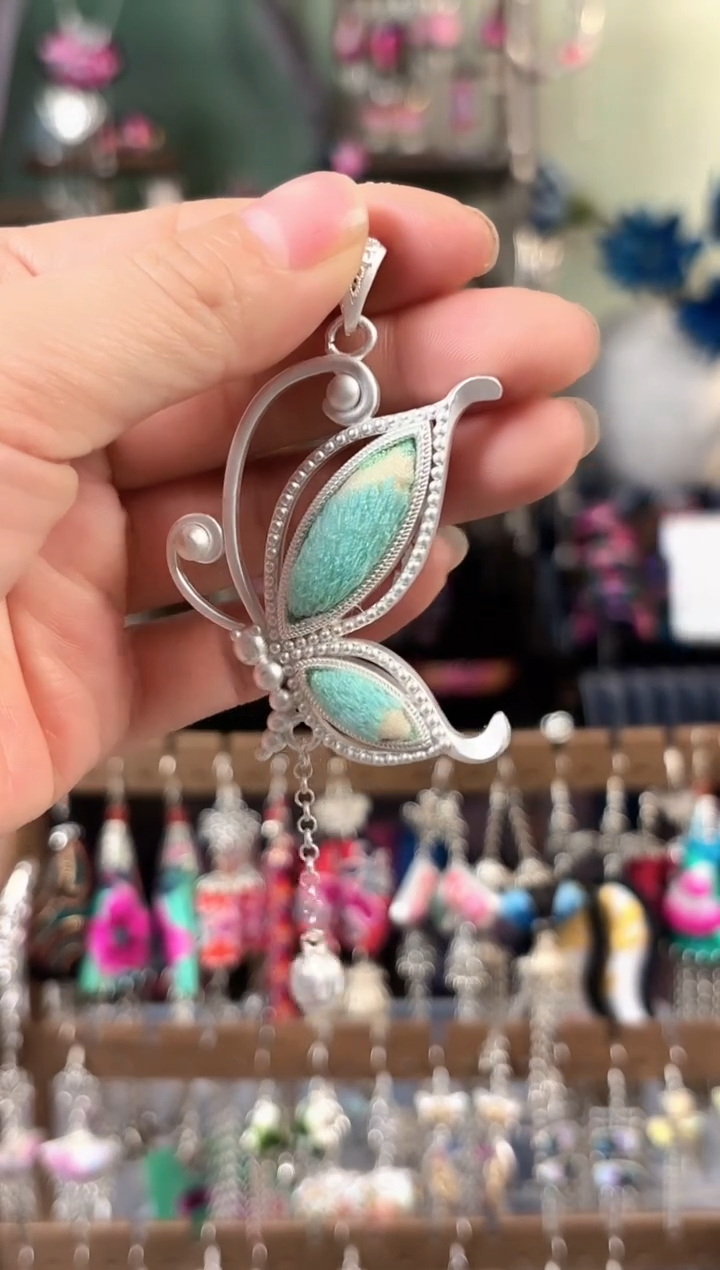 彩云南阁非遗老绣饰品511*