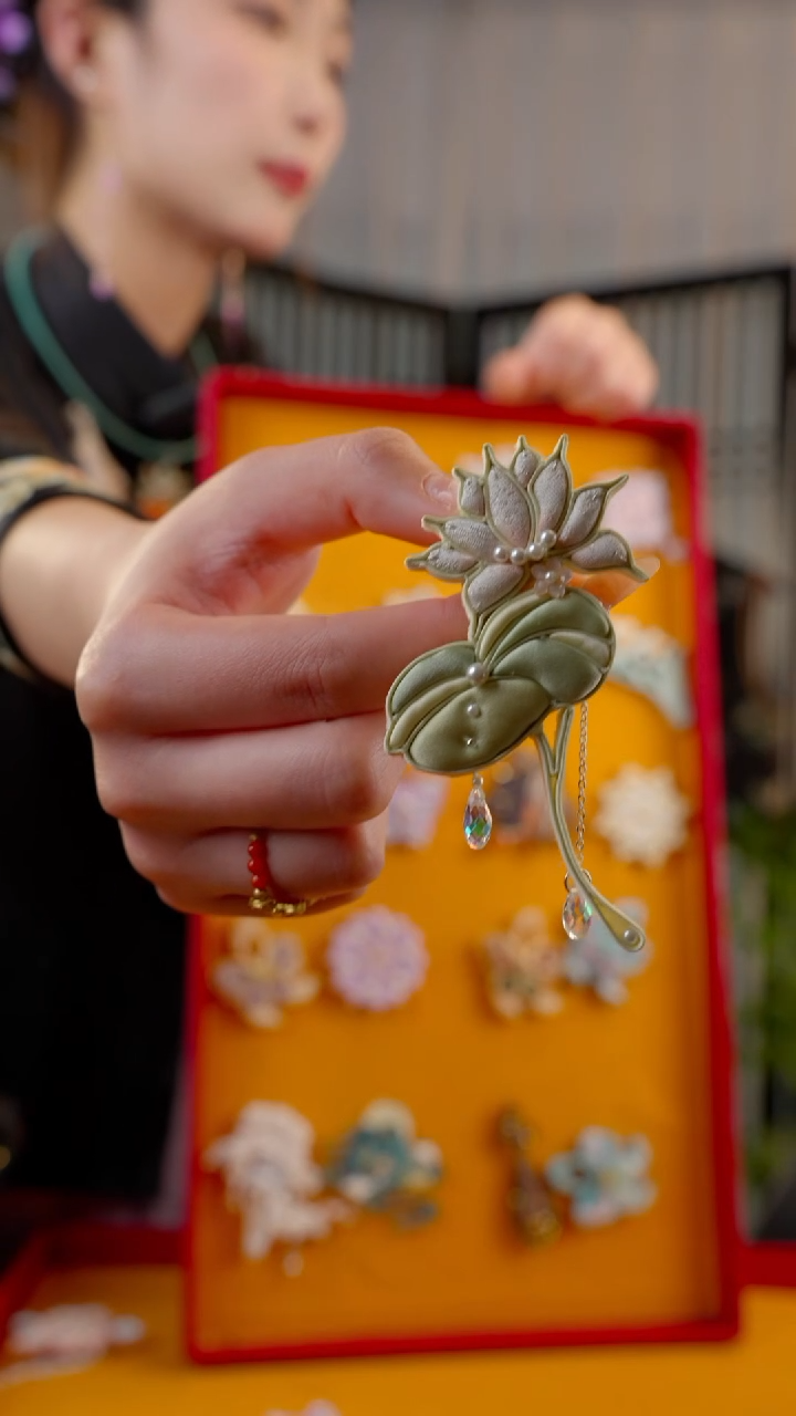 刺绣我****?非遗苏绣绒花手工饰品