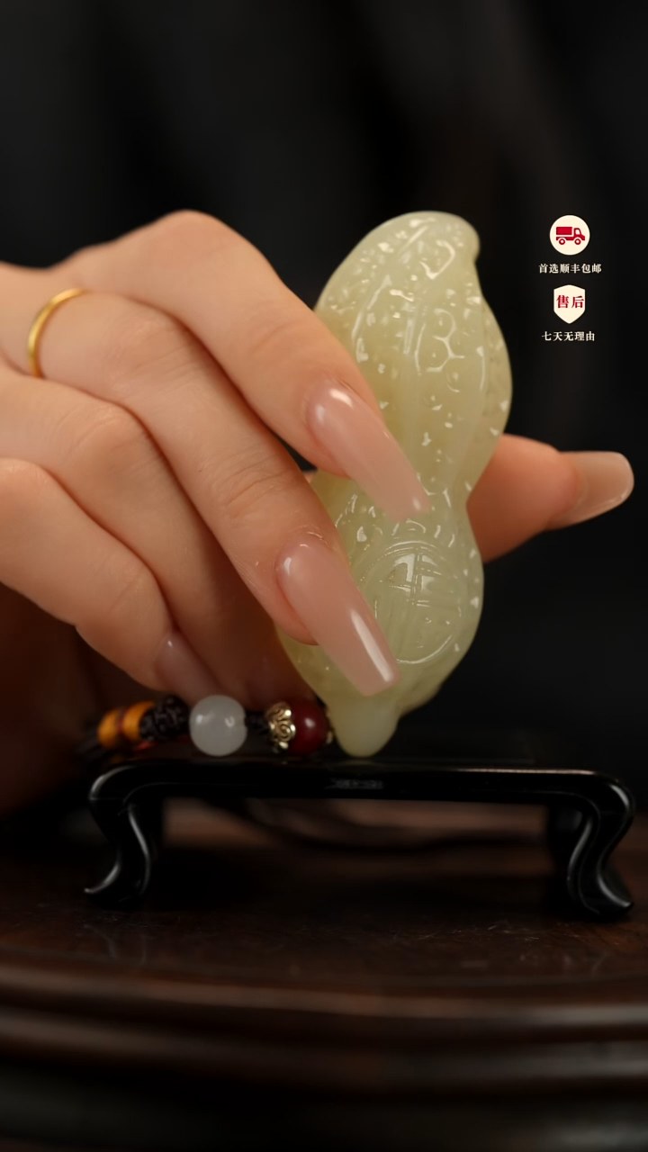 云南石竹叶青雕刻：握福花生手把件