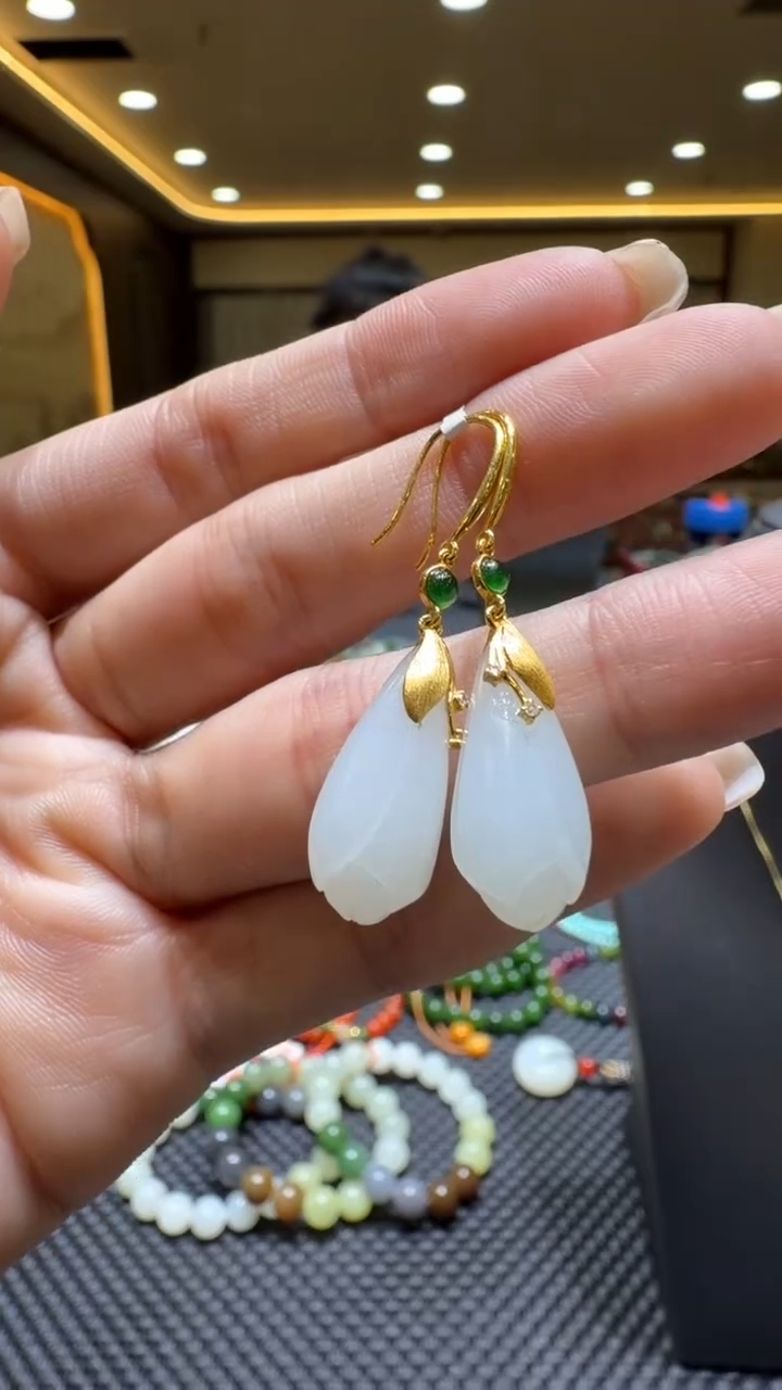 颈饰18K金镶嵌和田玉耳饰一对