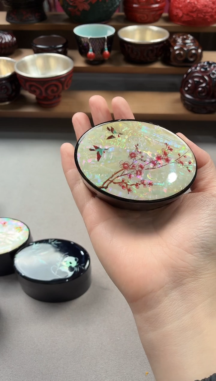 扬州漆器螺钿满贝梅花鸭蛋盒