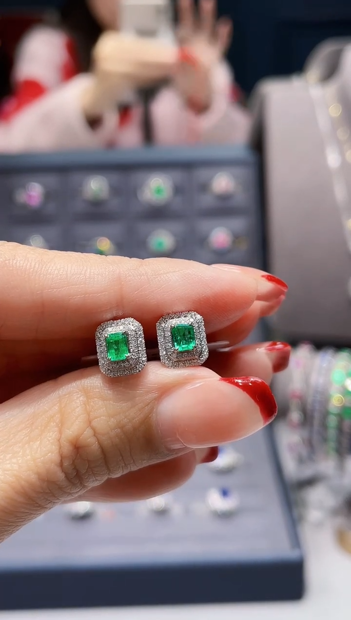 【闪购商品】祖母绿耳钉18K金镶嵌0.44克拉