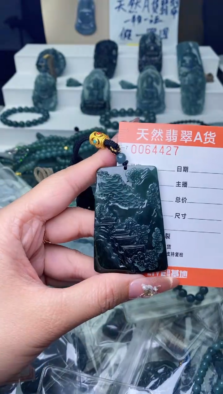 翡翠未镶嵌颈饰···············