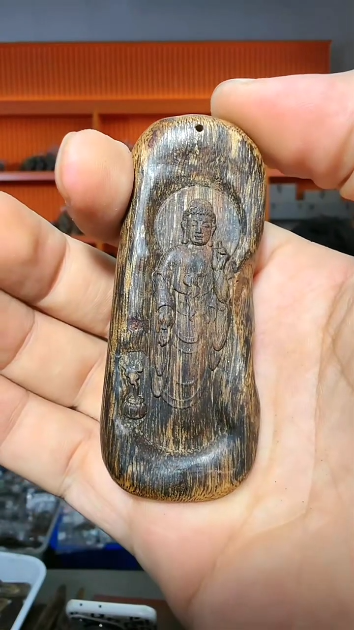沉香吊坠105号红土双面雕菩萨多样性发一