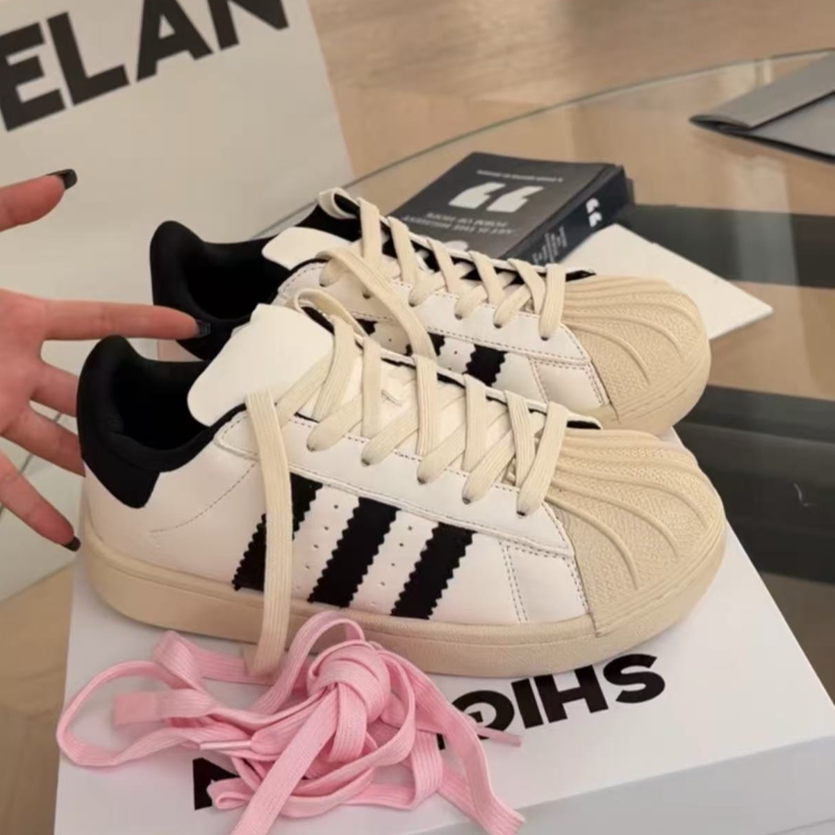 诗歌兰真皮女鞋2025秋新款百搭软底拼色贝壳头时尚休闲运动鞋板鞋